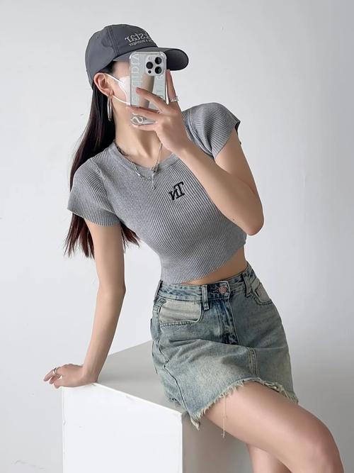 高腰紧身t恤怎么搭配