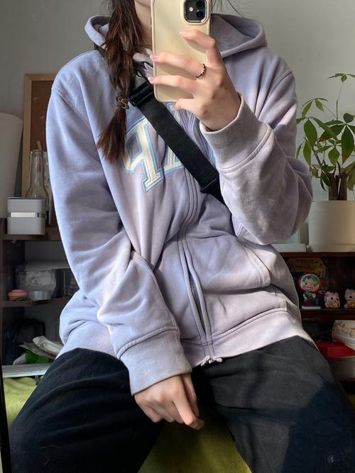 戴帽子穿卫衣怎么搭配