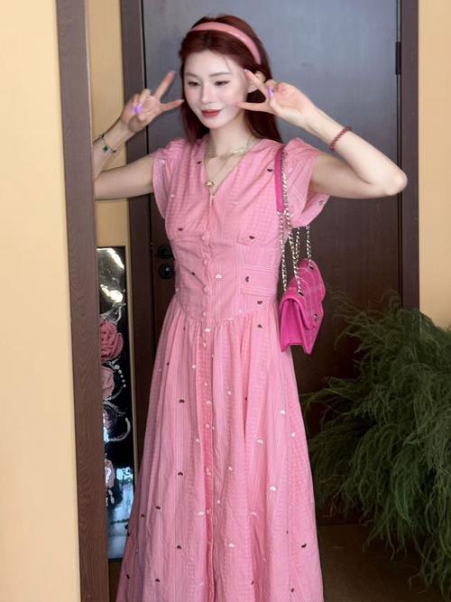 粉色长裙配什么包