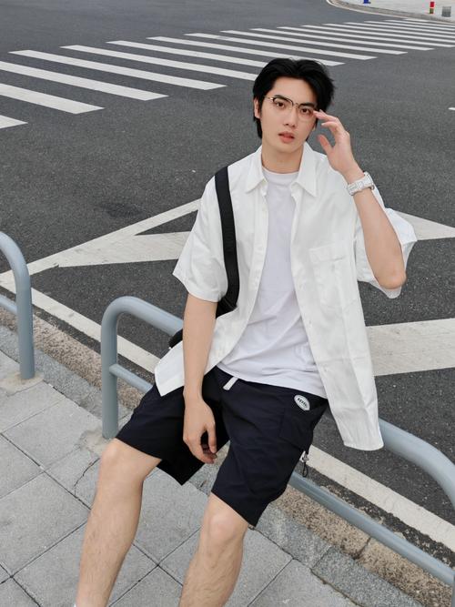 男生白衬衫配什么裤子