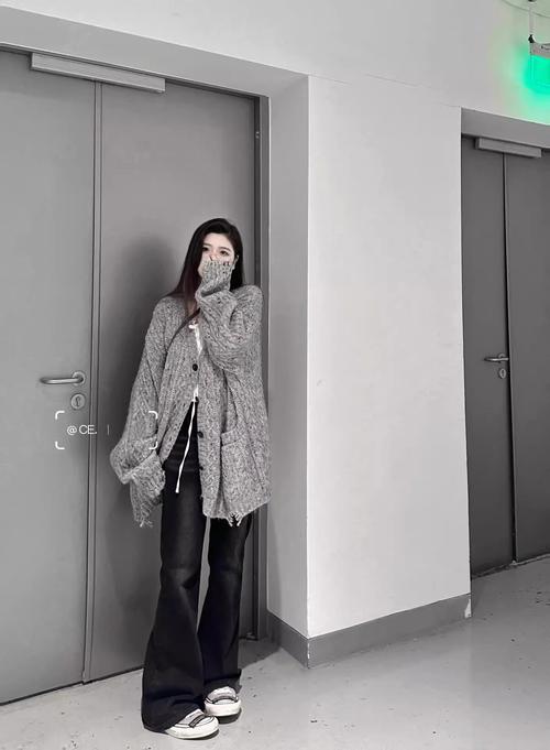 羊绒灰色外套怎么搭配