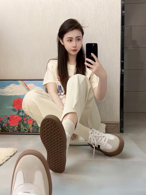 小白鞋配什么袜子好看