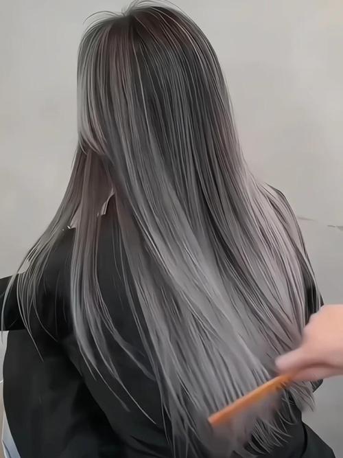 浅灰色适合什么肤色