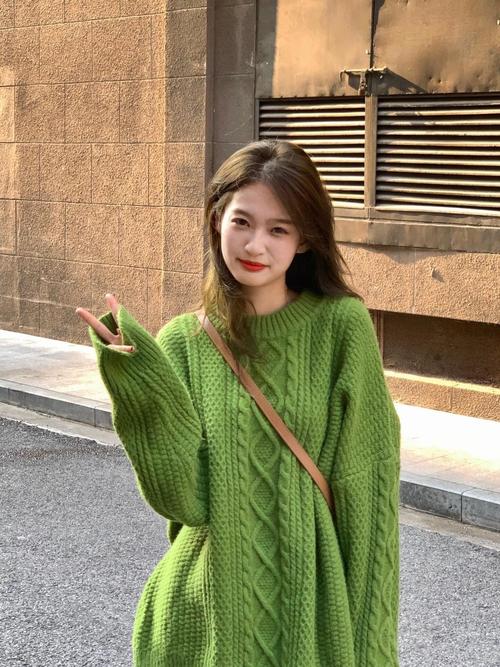 军绿的女士毛衣怎么搭配图片