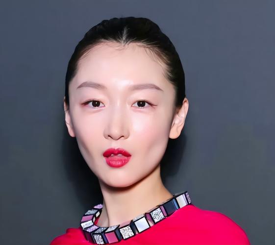 周冬雨什么脸型