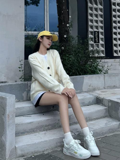 白鞋搭配什么衣服好看