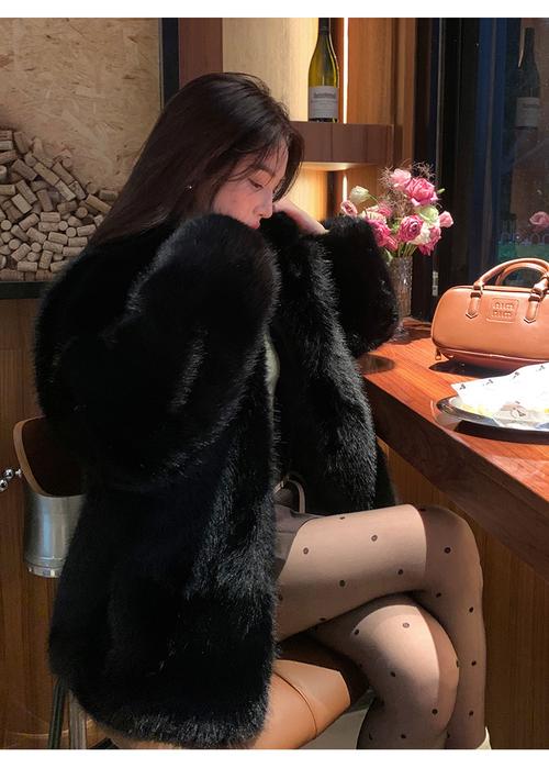 黑色皮草中款怎么搭配好看图片欣赏