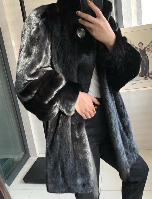 黑色皮草中款怎么搭配好看