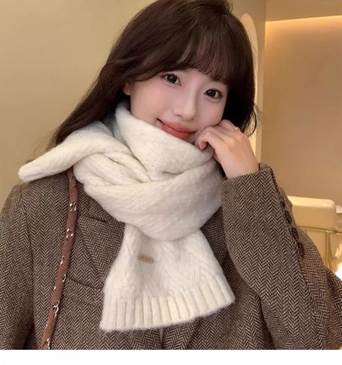女生围巾什么颜色好看