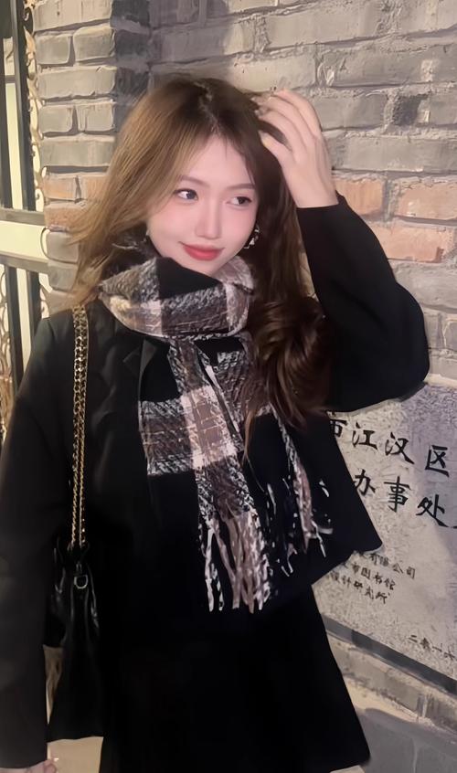女生围巾什么颜色好看