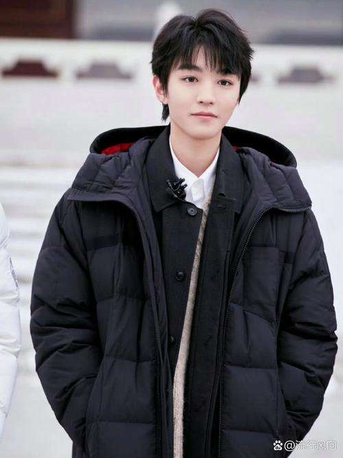 男生怎么搭配长款黑色羽绒服好看