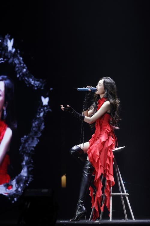 黑色过膝靴子怎么搭配衣服图片