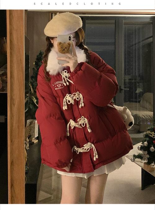 红色长羽绒服里面怎么搭配