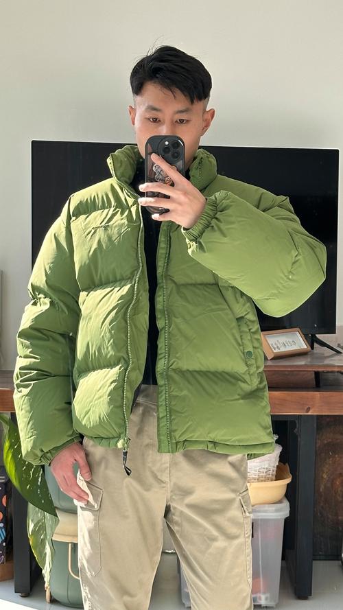 男生草绿色羽绒服怎么搭配