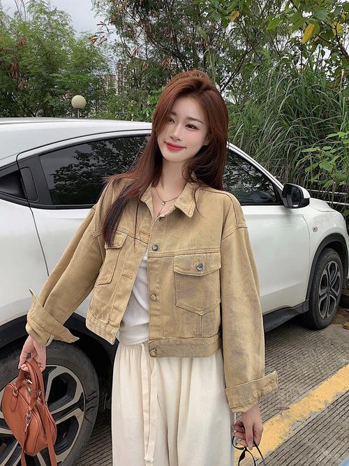 女士短款外套怎么搭配