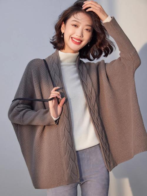 羊毛披肩外套怎么搭配衣服