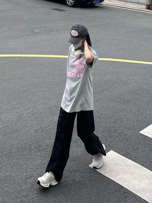 灰色鞋子怎么搭配衣服图片女生