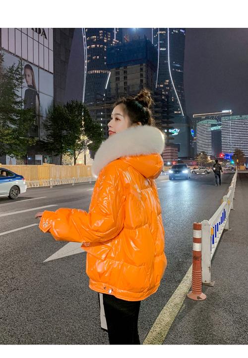 橙色短羽绒服怎么搭配好看吗