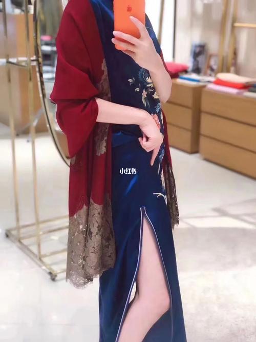 酒红围巾怎么搭配