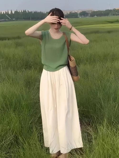 夏天军绿色半身裙怎么搭配