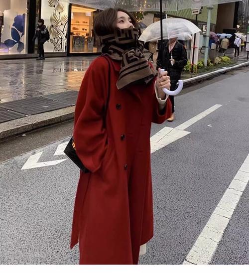 红色圆领毛呢大衣怎么搭配什么裤子好看