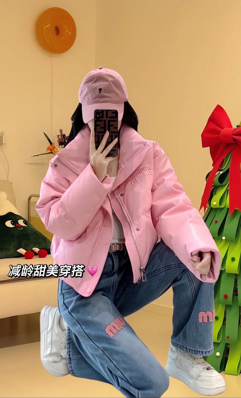 粉色短棉衣里面怎么搭配图片