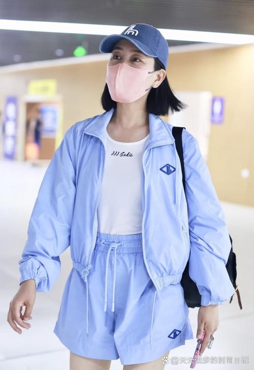 浅蓝色短袖配怎么搭配