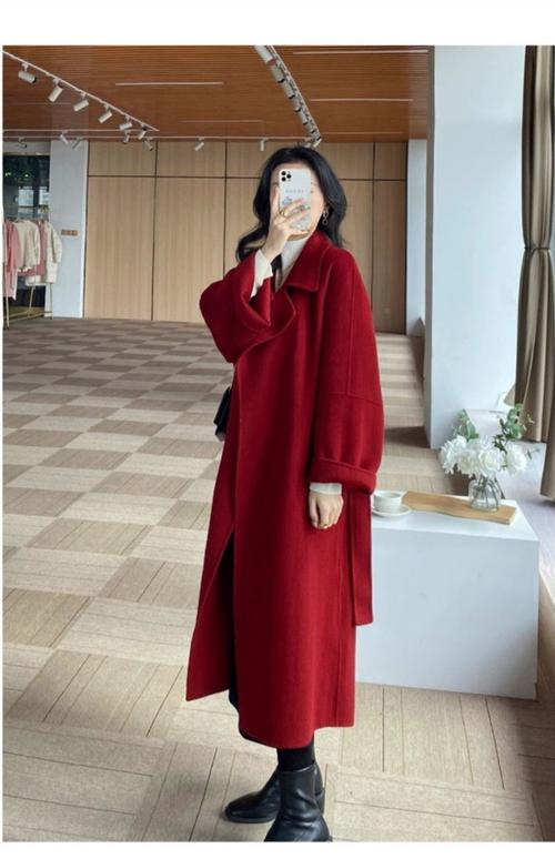 红色中长款衣服怎么搭配什么外套