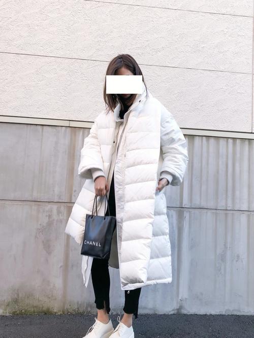 白色无领长羽绒服怎么搭配什么围巾好看图片
