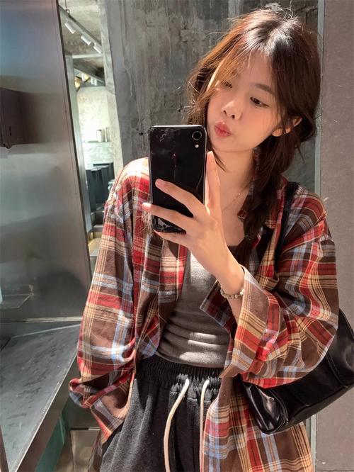 中长款红方格女衬衫怎么搭配