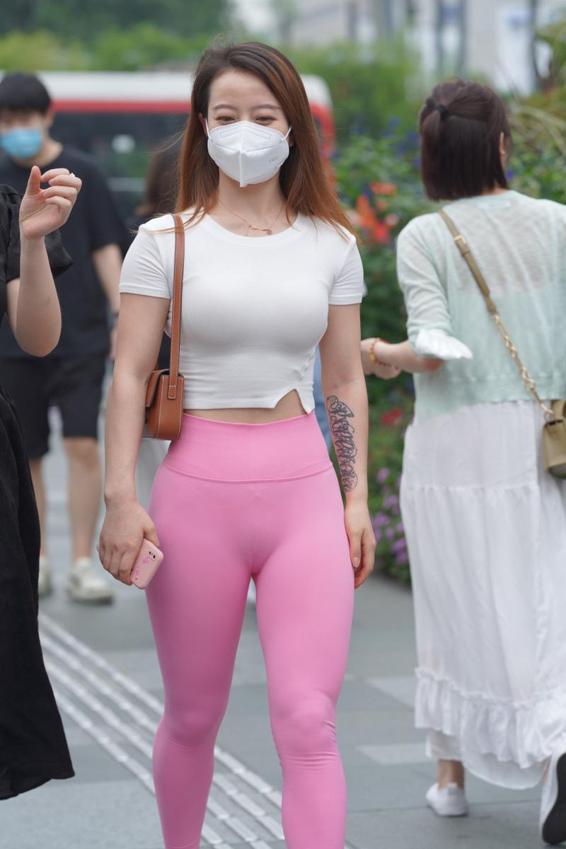 粉色紧身上衣下面怎么搭配什么裤子好看吗
