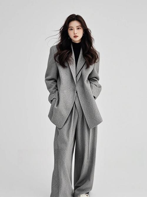 冬天套西服的外套怎么搭配什么裤子
