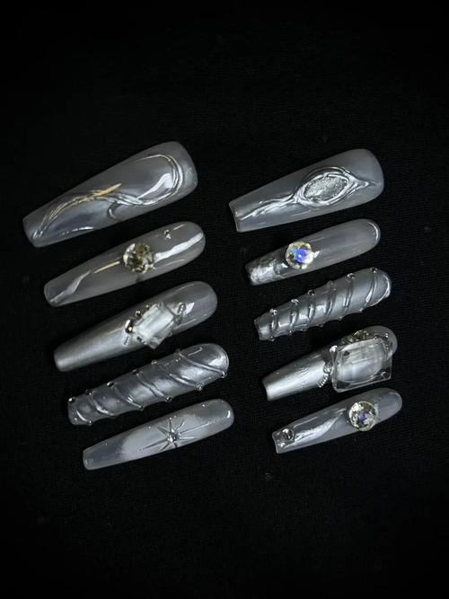 灰色美甲怎么搭配图片