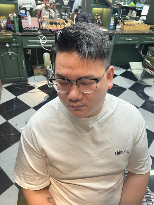 男人圆脸适合什么发型