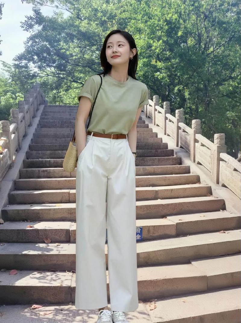杏色阔腿裤配什么上衣