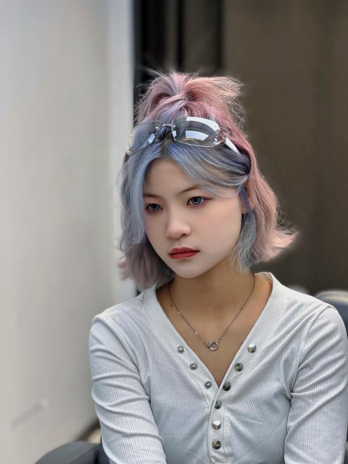 想染两个发色怎么搭配