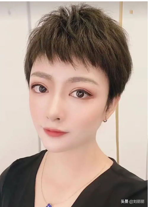 头发比较多适合什么发型
