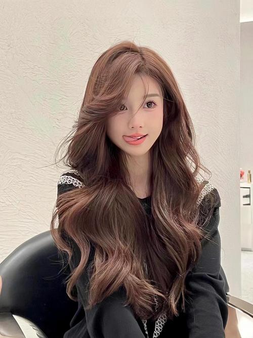 什么颜色的发型显白