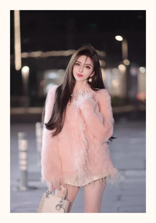中长款皮粉色皮草怎么搭配什么裤子