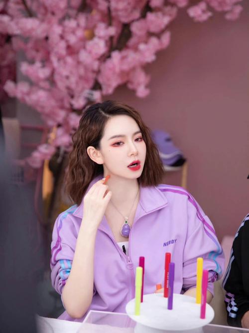 紫色衣服配什么口红