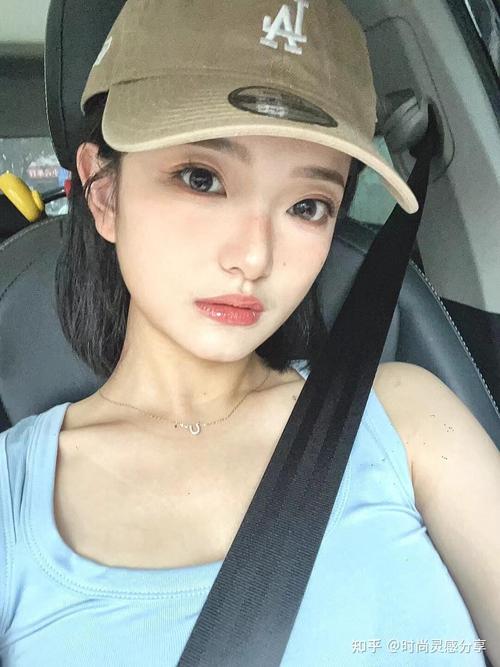 圆脸短发适合什么帽子