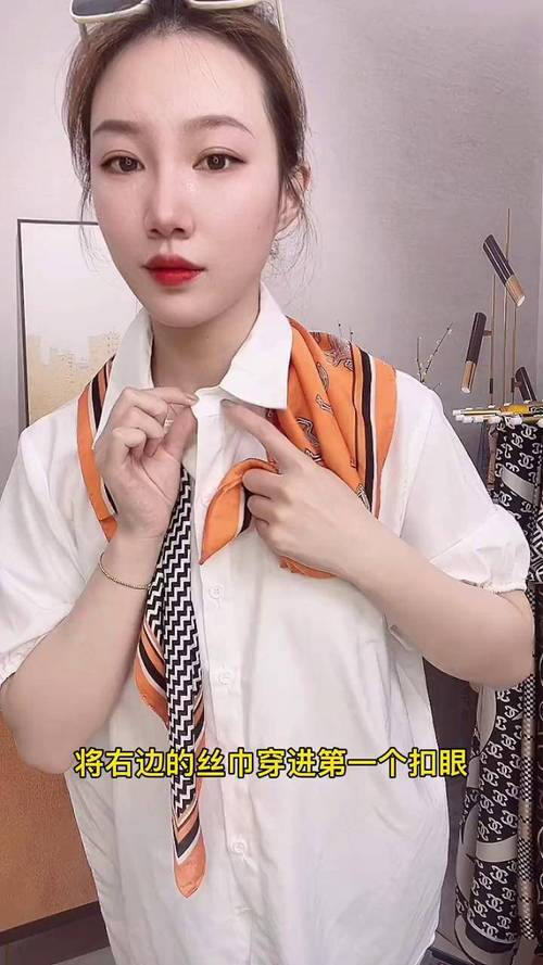 短丝巾怎么搭配图片