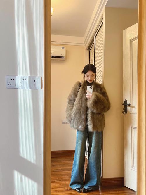 棕色短皮衣服怎么搭配图片欣赏