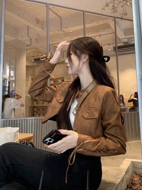 棕色短皮衣服怎么搭配图片欣赏