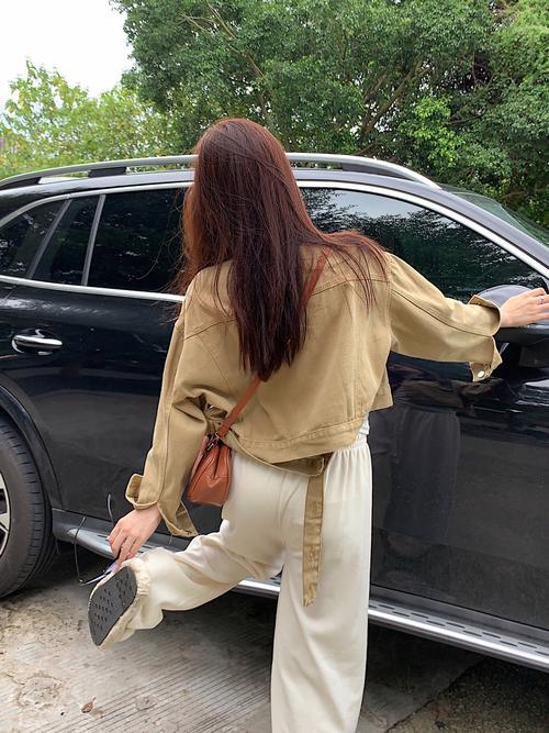 女装牛仔短款上衣外套怎么搭配什么裤子好看图片
