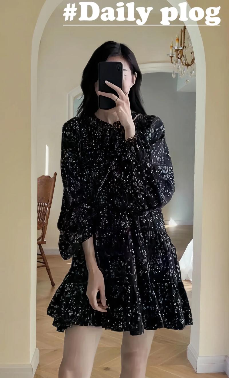牛仔外套黑色连衣裙怎么搭配什么裤子和鞋子好看