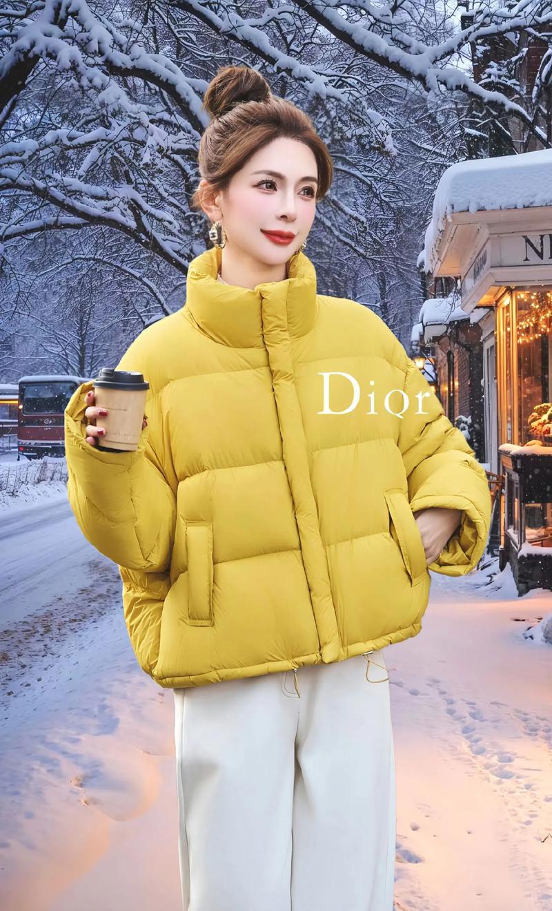 艾格买的韩版嫩黄色羽绒服怎么搭配裤子和鞋子?
