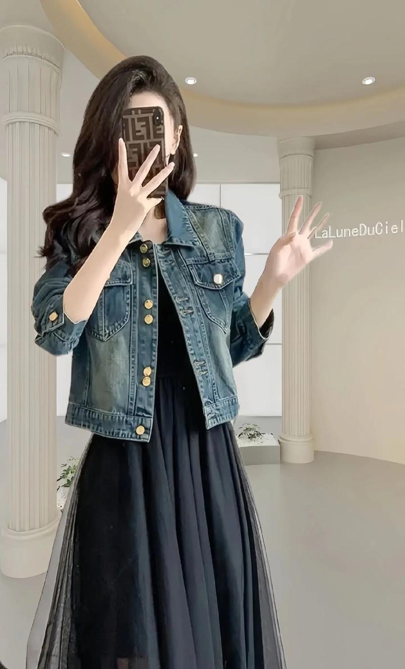 穿牛仔外套配什么裤子