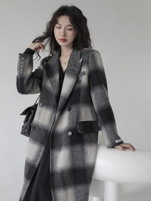 黑白格呢女大衣怎么搭配