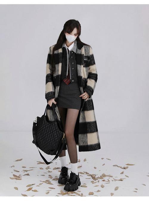 黑白格呢女大衣怎么搭配